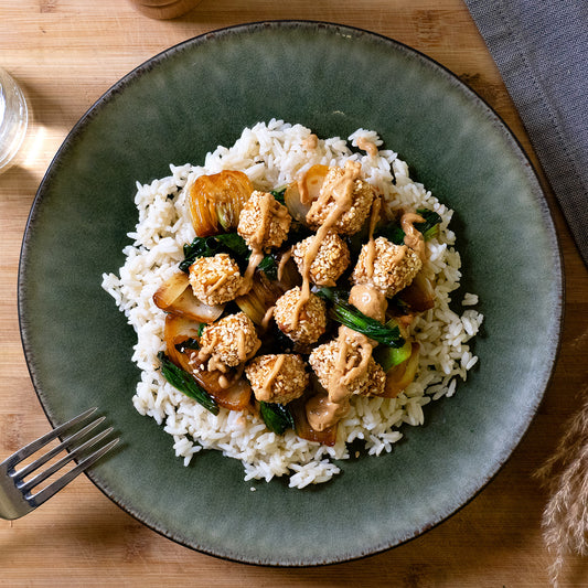 Sesam-Tofu mit Reis und Pak Choi