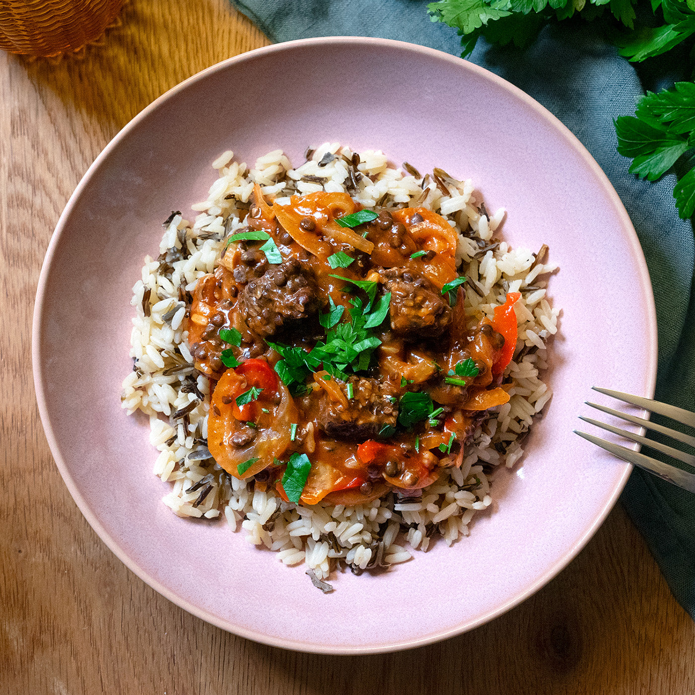 Ungarisches Tempeh-Gulasch mit Wildreis